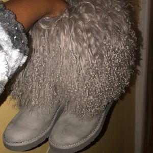 LIDA UGGS GREY SIZE 6!!!